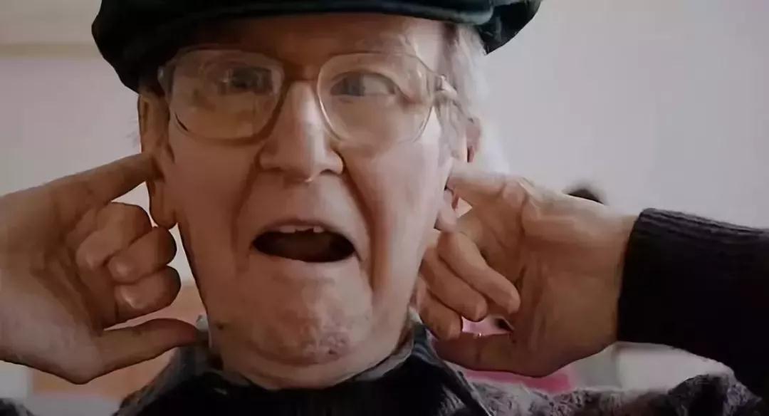不正经老人遭曝光,视频被疯传:谁说年纪大就不行了?