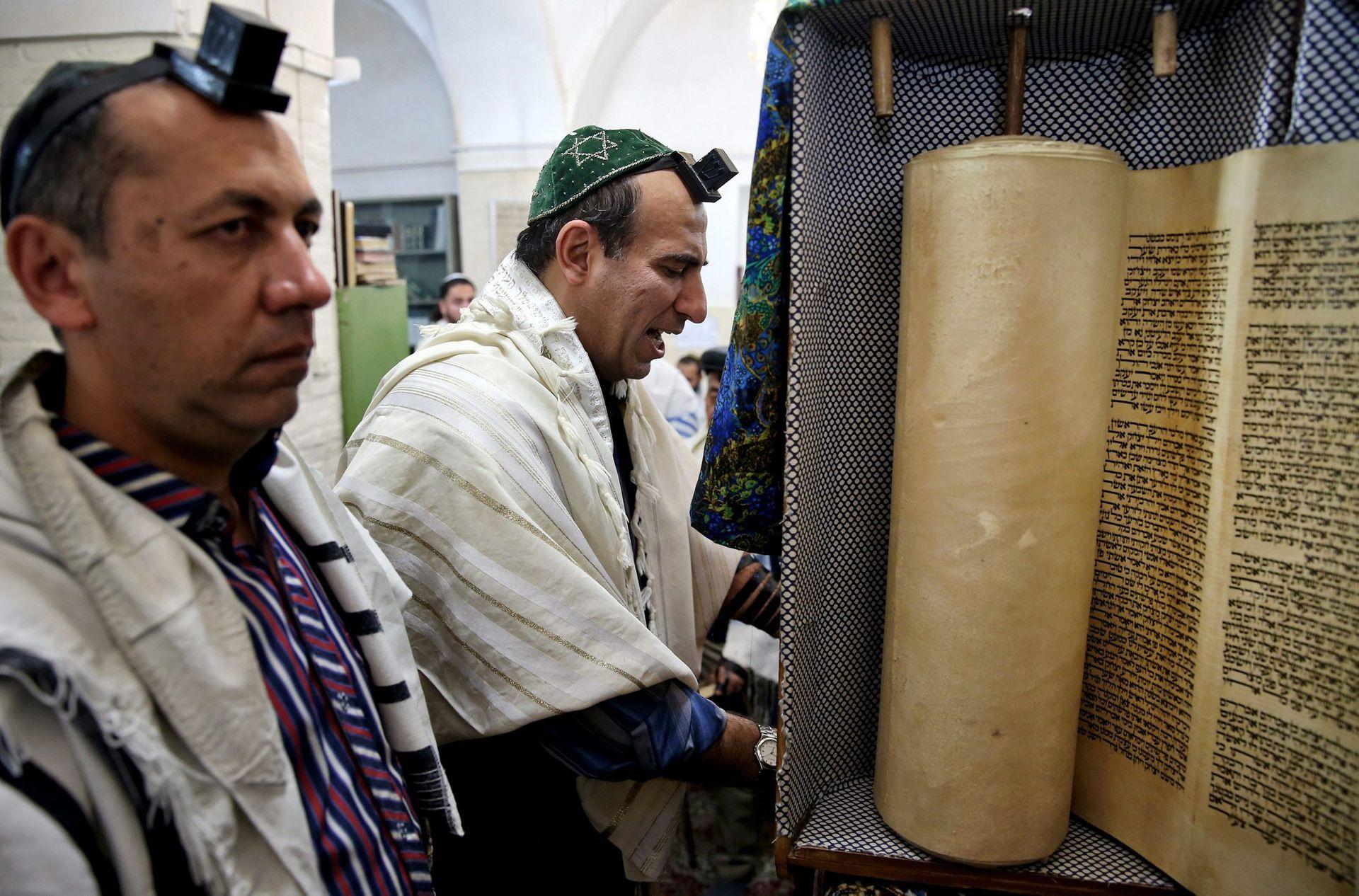 鲁哈尼总统治下的  犹太人也门犹太人手持在故乡流传了五百年的《托拉