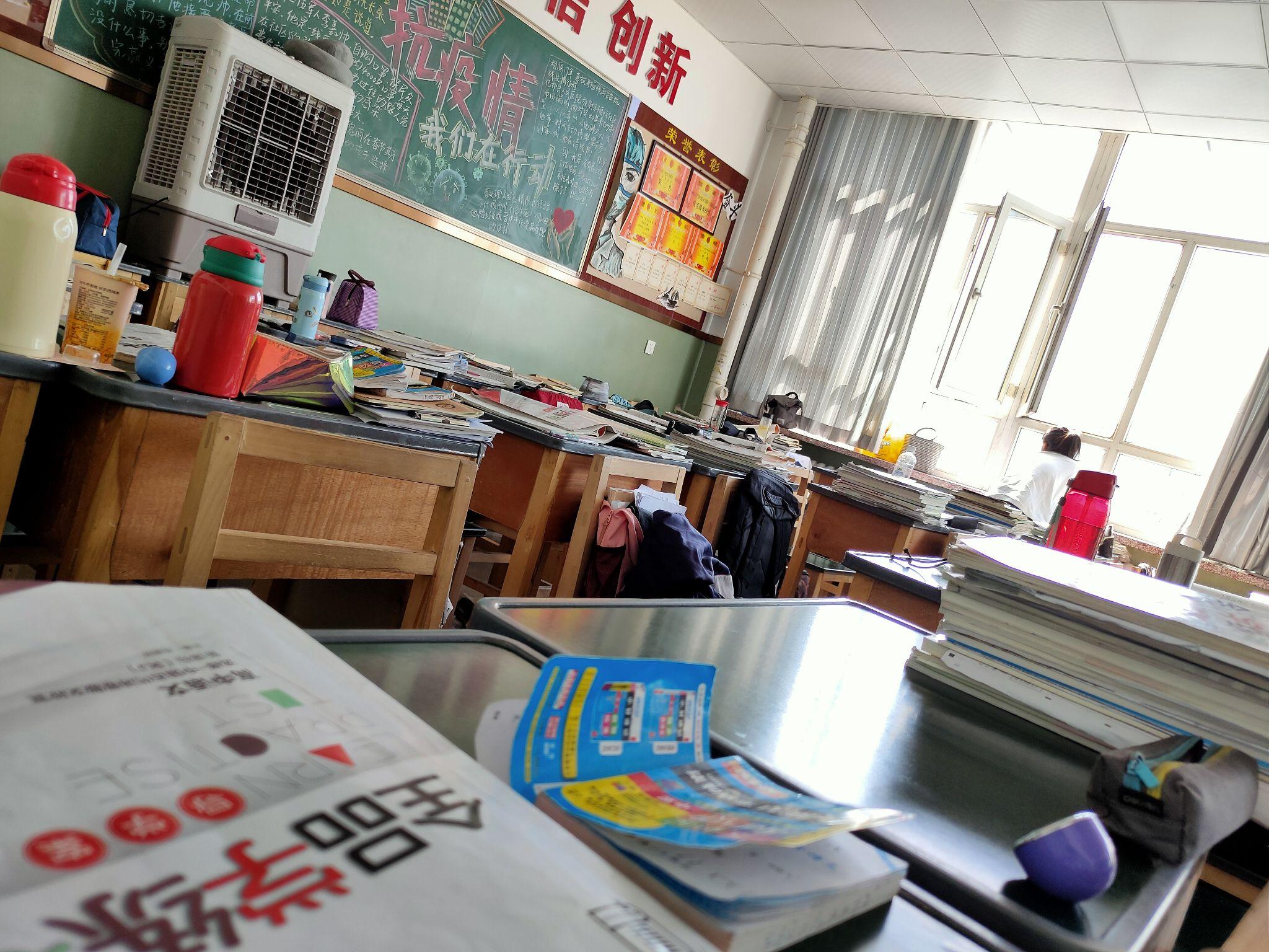 高中生的课桌是什么样子的? - 知乎