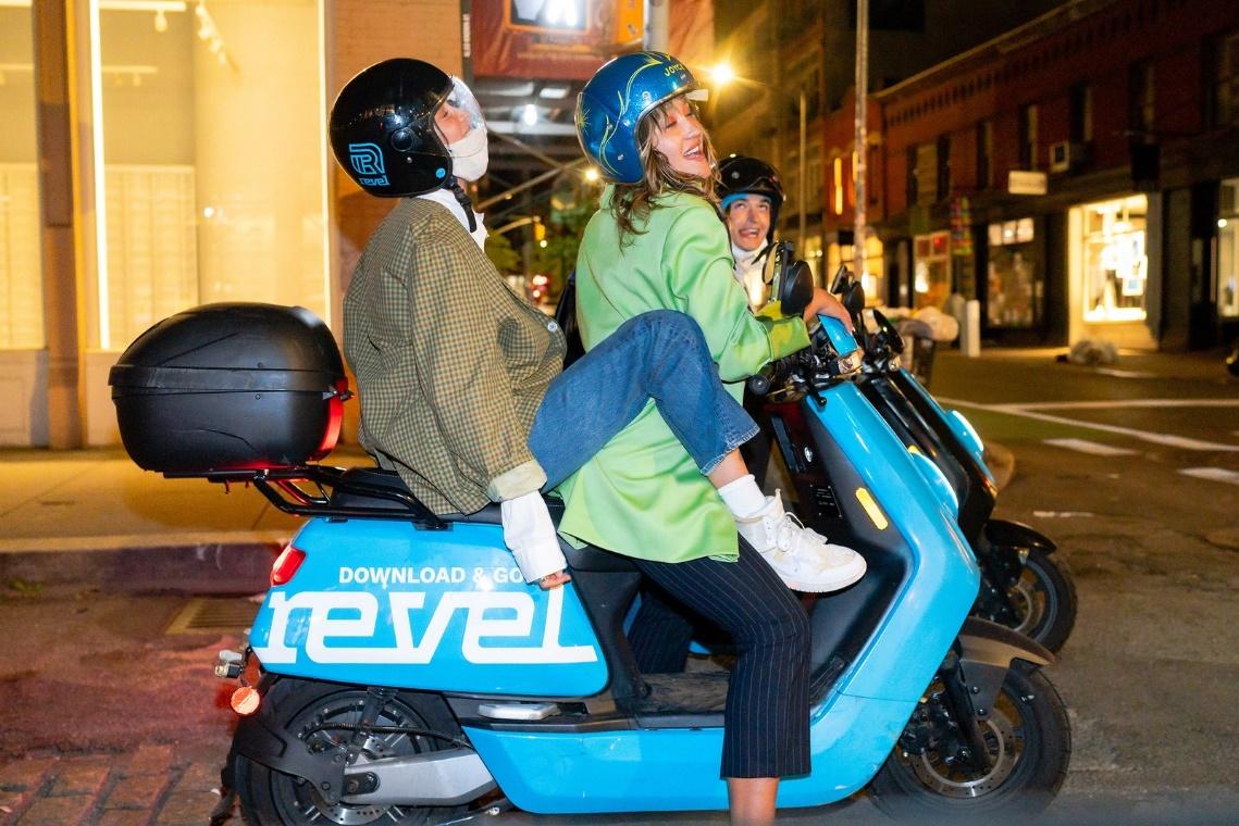 高冷女神也有两幅面孔贝拉哈迪德骑小牛电动玩转街头风