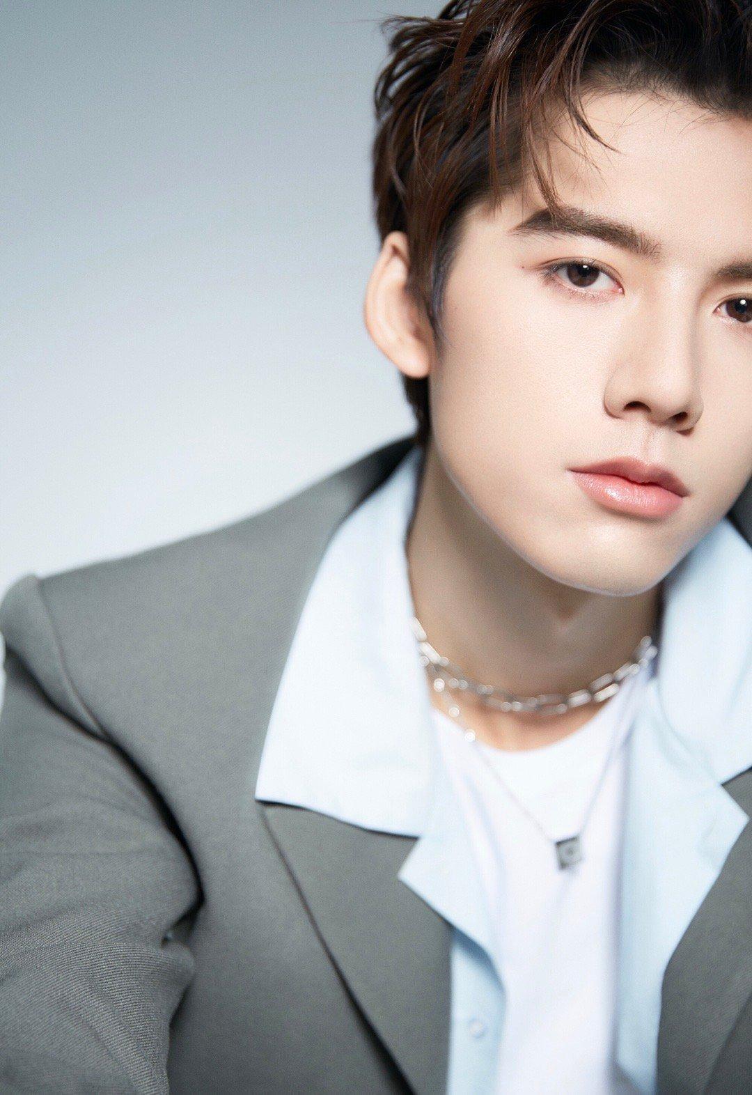 邓超元,1997年5月6日出生于四川省资阳市,中国内地影视男演员,歌手