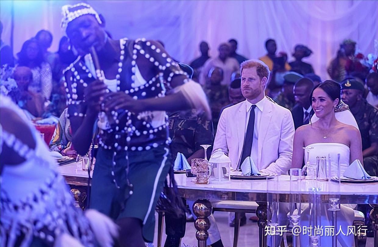 穿抹胸白裙惊艳亮相,小肚腩很真实 - 知乎