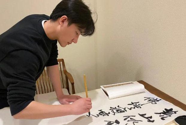 男神黄轩的书法获好评一手精湛的草书气势磅礴跌宕起伏