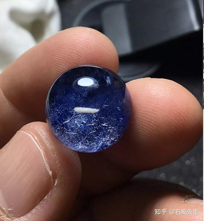 1蓝发晶蓝发晶主要有几种:蓝线石,蓝闪石,青石棉,蓝色电气石.