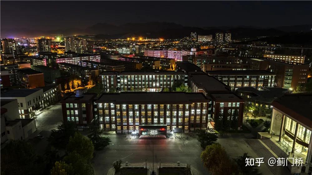 中国政法大学的夜晚丨军都山下小月河边! - 知乎