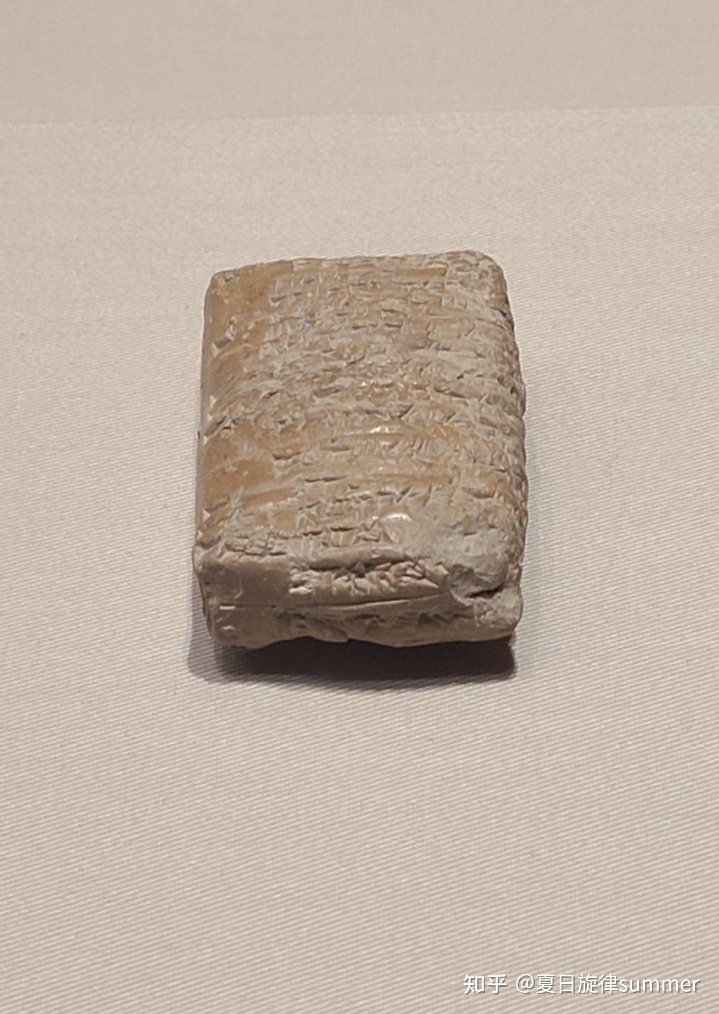 “邂逅美索不达米亚 叙利亚文物精品展”7 青铜时代中期的楔形文字泥版、国王雕像铭文和楔形文字演变图 - 知乎