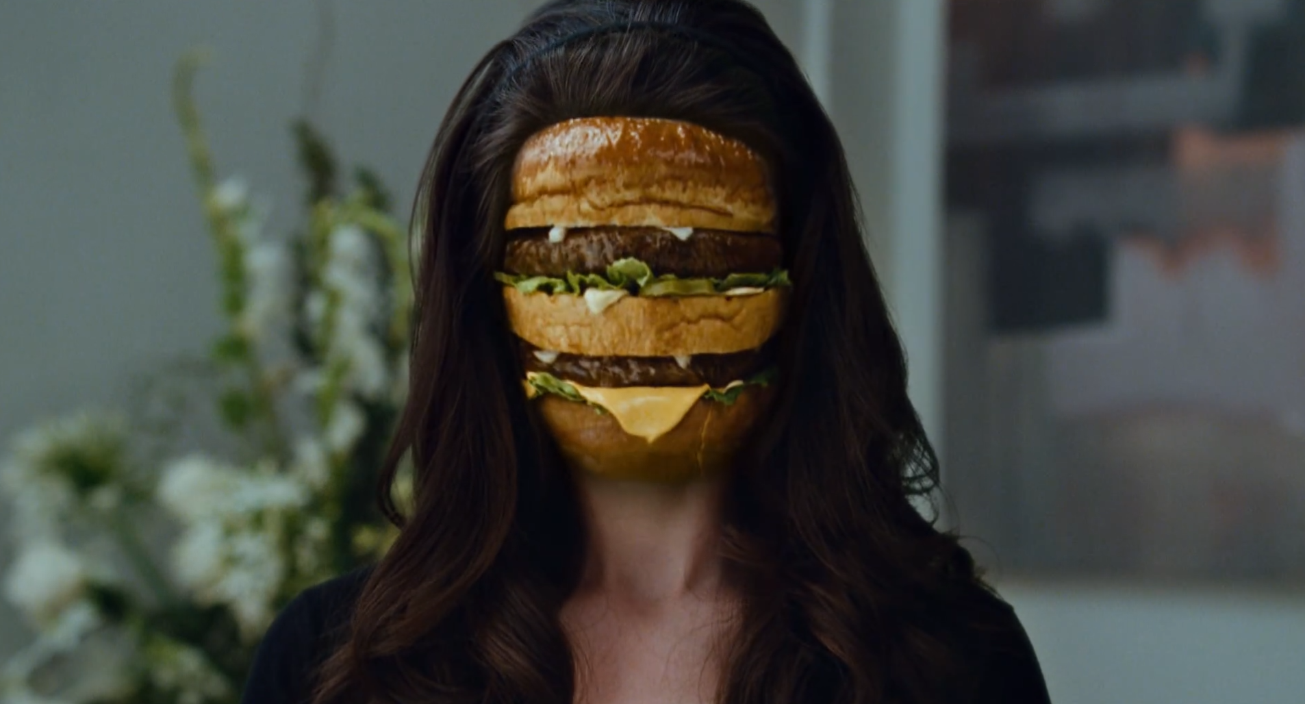 少女被吸血鬼咬伤后看见人类的脖子就会忍不住插上一根吸管