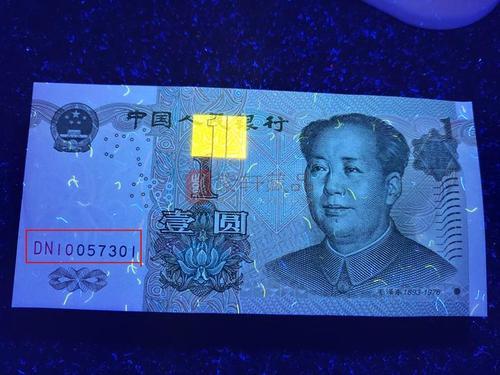 这张一元纸币大家可不能花掉了这可是高丝密单张价值上千元