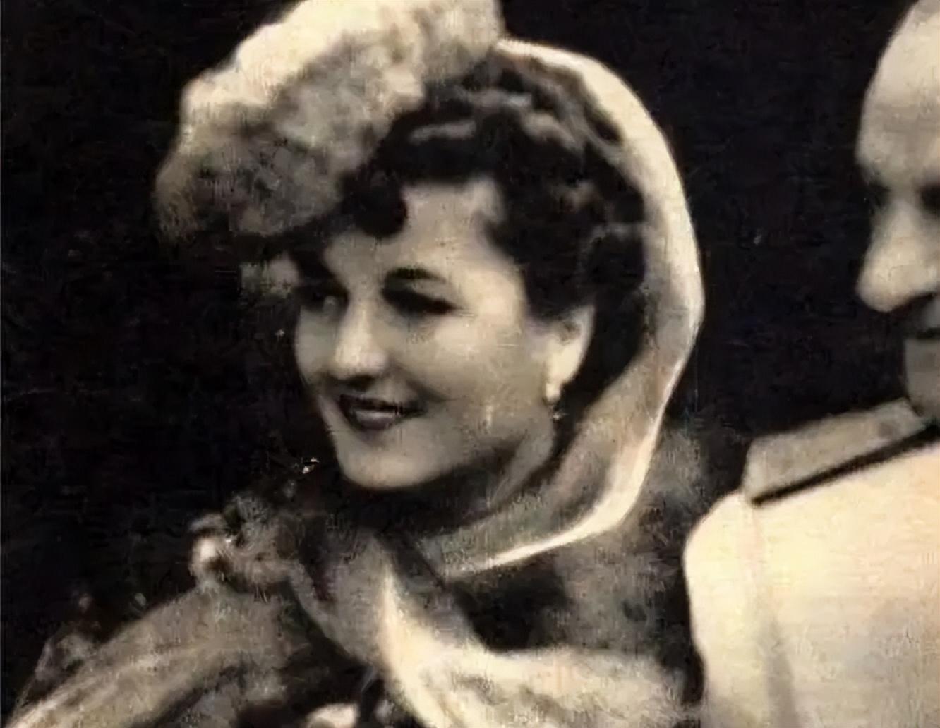 1932年,克拉拉·贝塔西初次遇见墨索里尼时,墨索里尼已年届49岁,已经