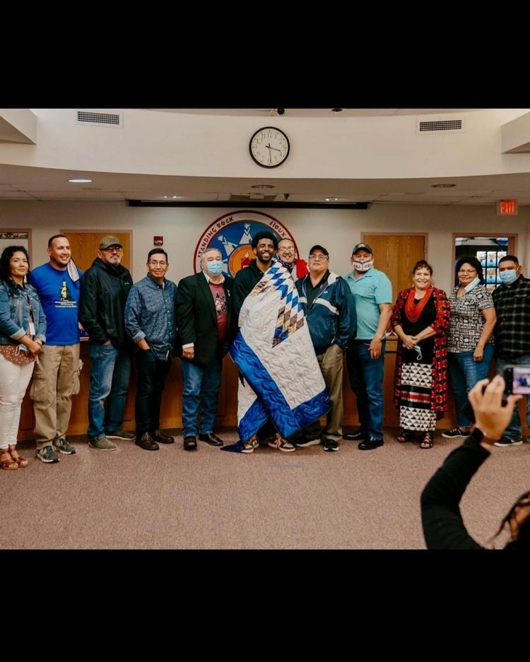 荣归故里!欧文回立岩苏族部落与众人合影:感恩亲人们 我回家了