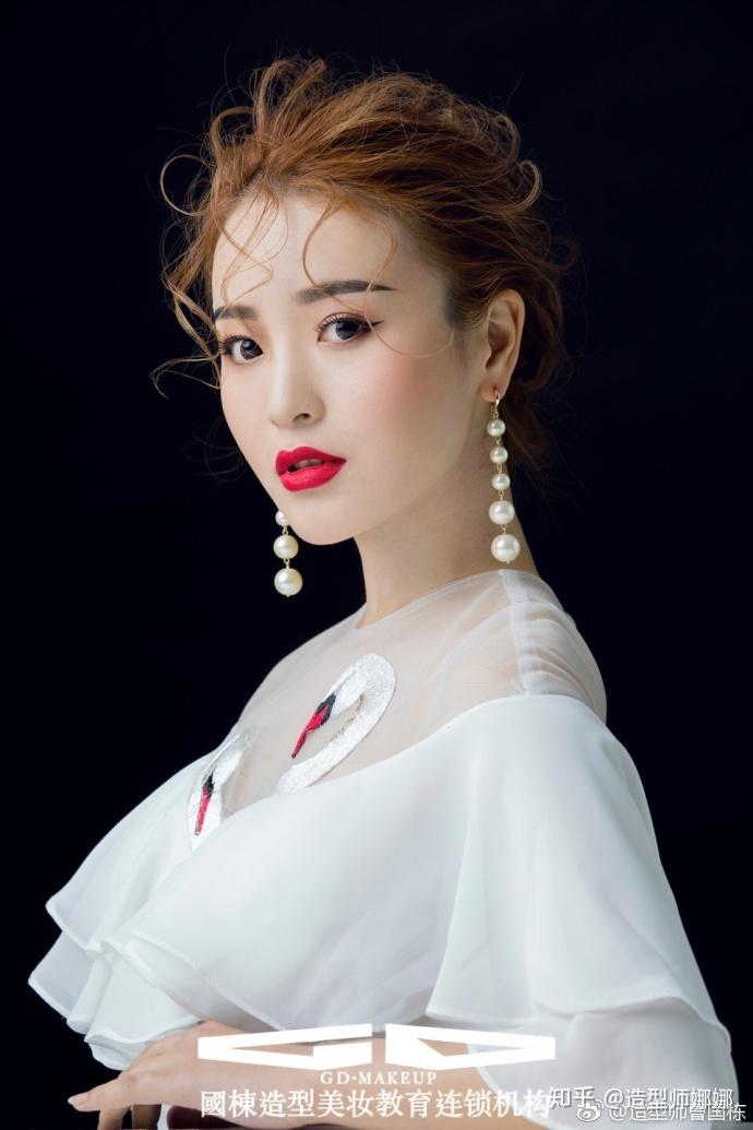 今天国栋造型宁波校区来教大家小麦肤色的妆容
