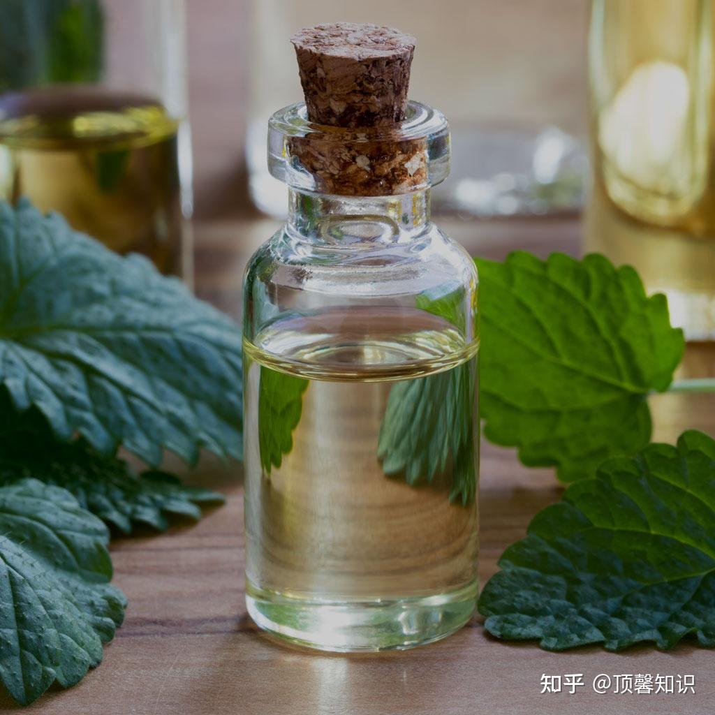 由人工合成的模仿水果和天然香料气味的浓缩芳香油,它是一种人造香料