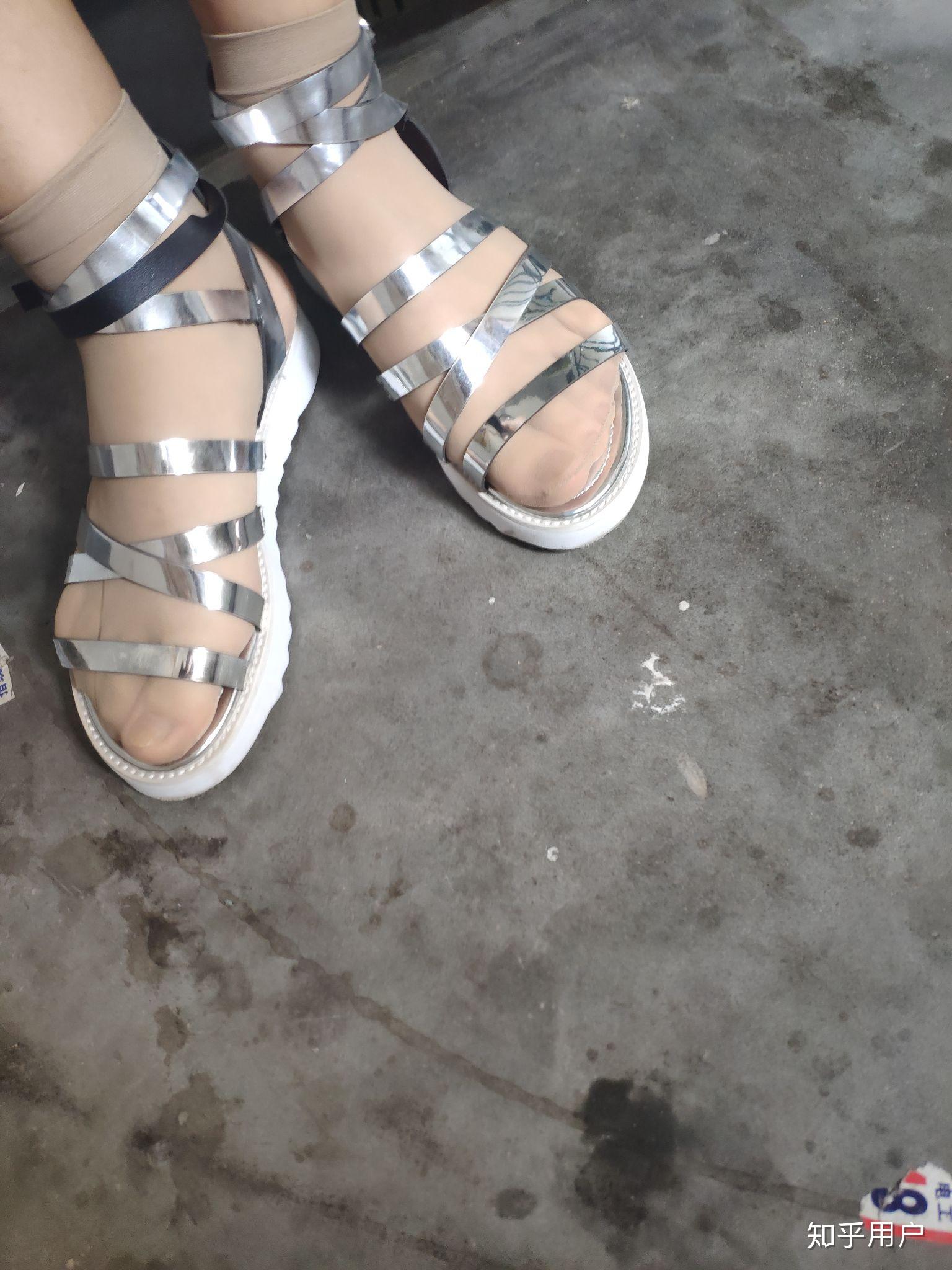 夏天穿凉鞋配短丝袜好看吗