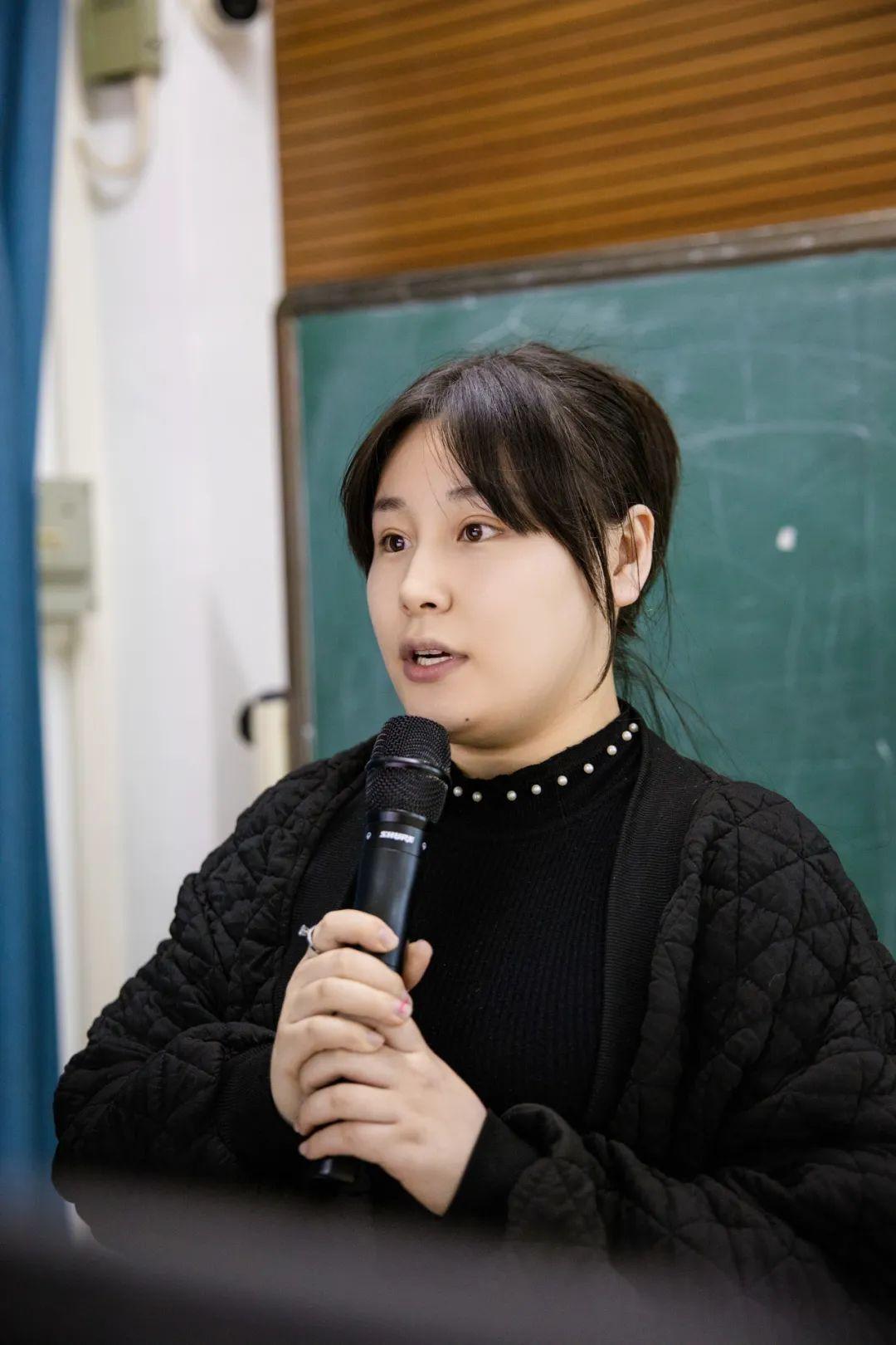 高中部李晓雨老师发言教师代表李晓雨老师围绕"上好一堂语文课"这一