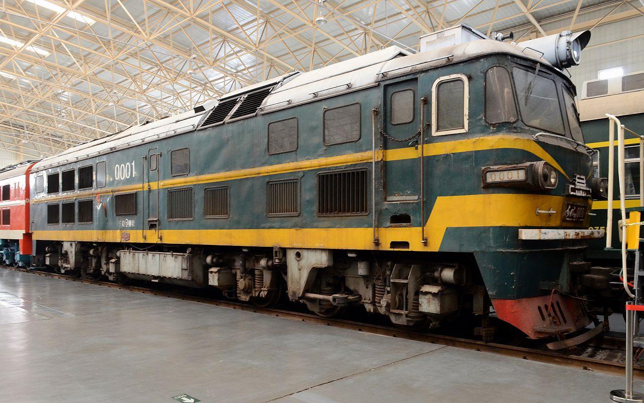 2017年10月抢救性拍摄金城江机务段旧址两辆内燃机车的车型小考