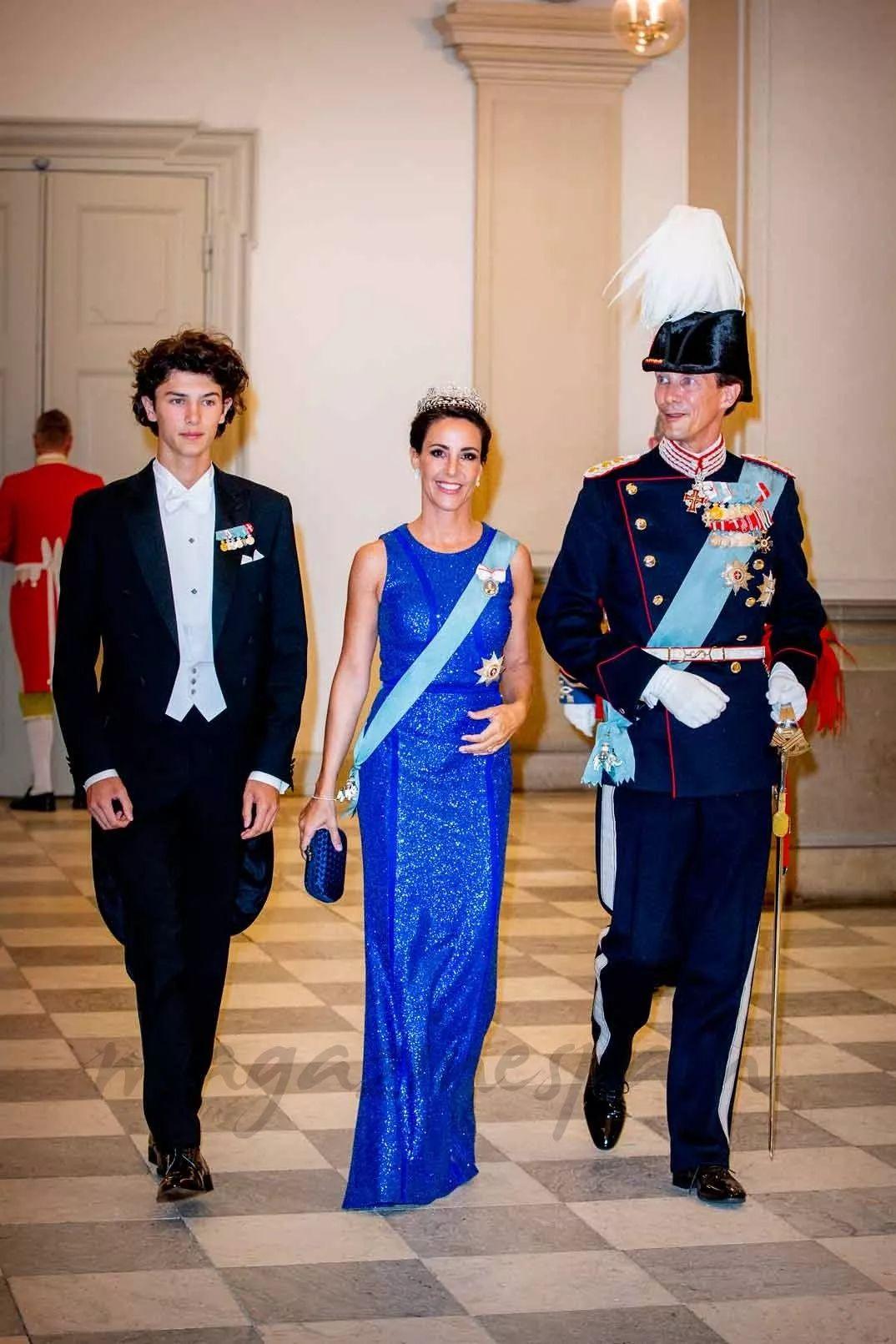 全球最帅王子18岁净身出户在上海打工赚钱生来是王子太惨了