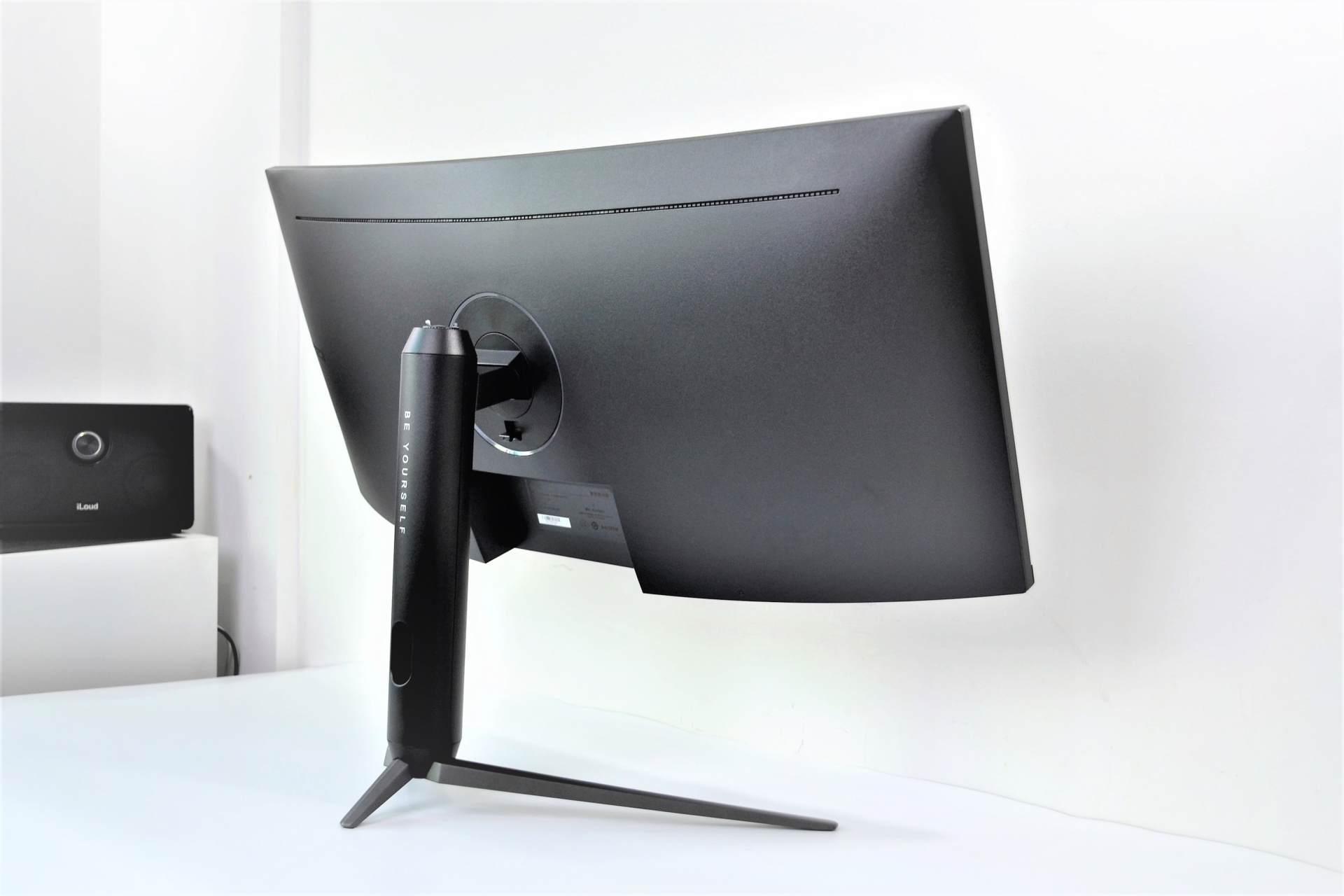 相对于普通的显示器底座,tg34c3u更显贴心与个性化,配备可旋转和升降