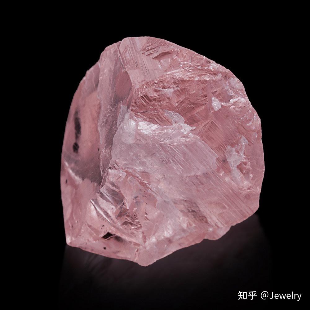 以出产色彩柔和的粉色钻石而闻名