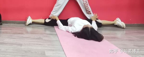 横叉下去有多难?23岁零基础学舞蹈姑娘劈叉的心历路程 - 知乎