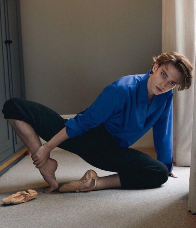 金晨一起跳芭蕾的那枚小帅哥罗云熙  毕业于上海戏剧学院舞蹈学院芭蕾