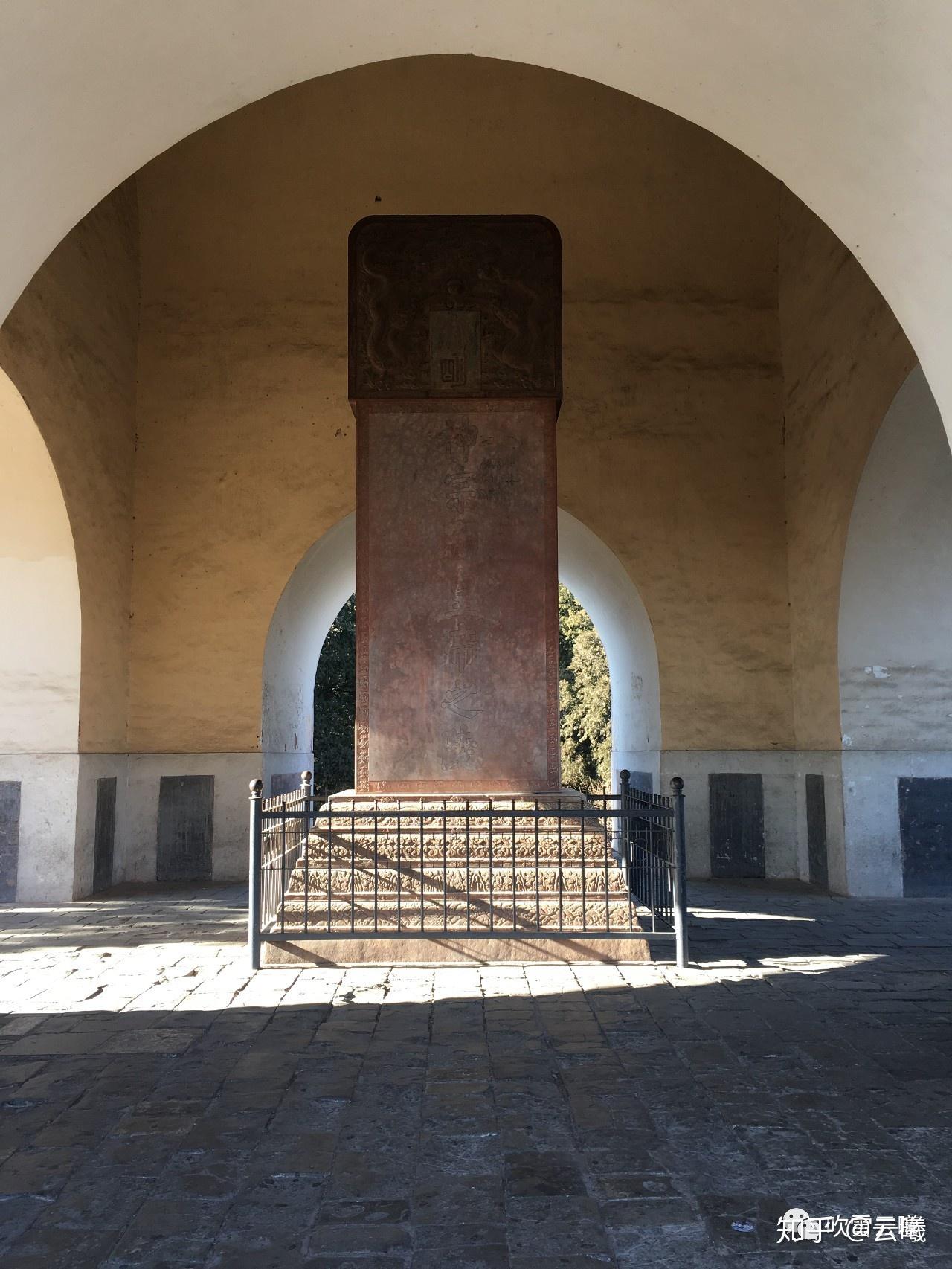 定陵的地宫的金刚墙(死者为大,主墓室没有拍照)方城前的石五供,中间为