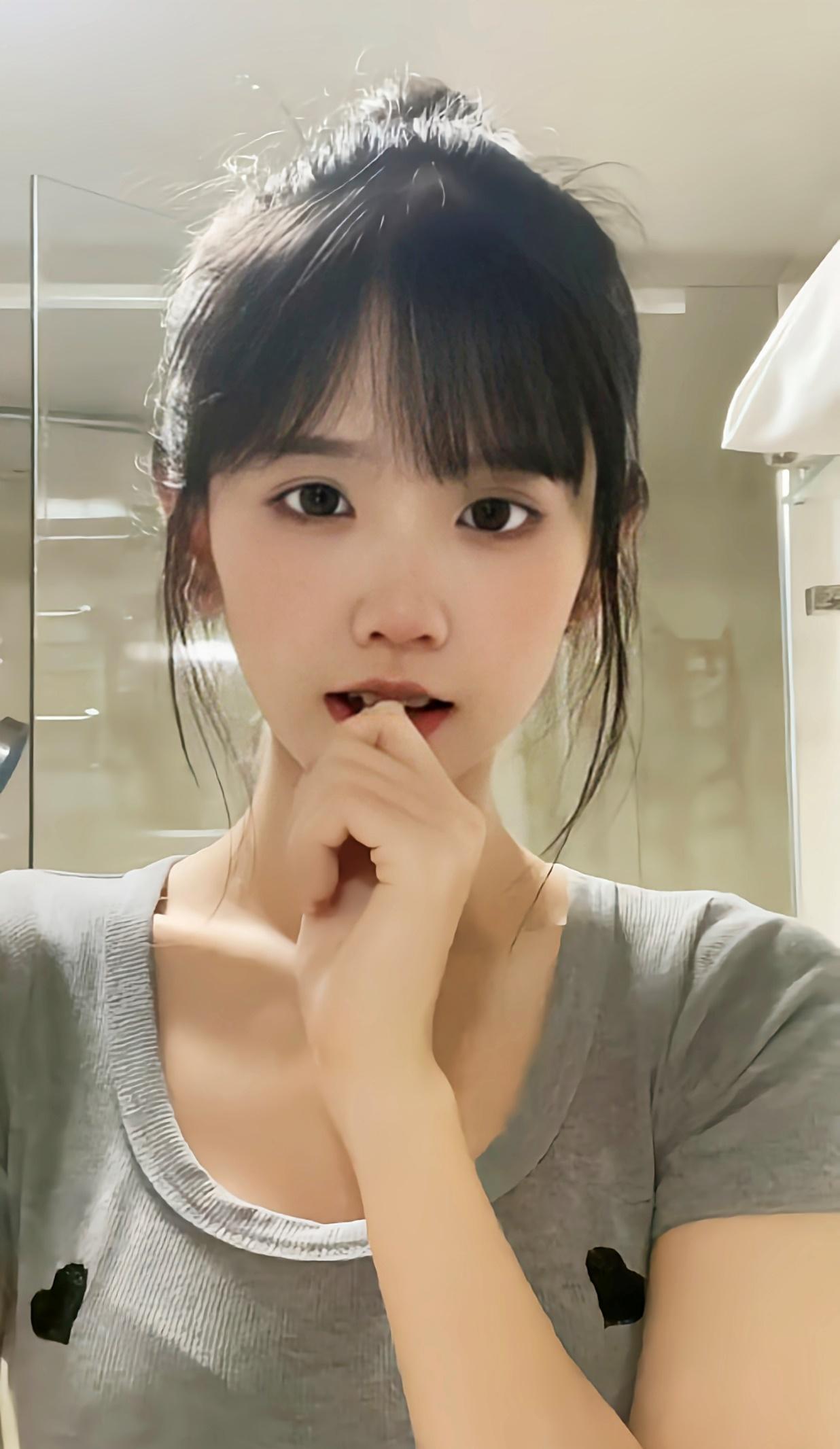 后来因为和另一位网红"木村驼背仔"的恋情问题也让网友们钻进瓜田,吃