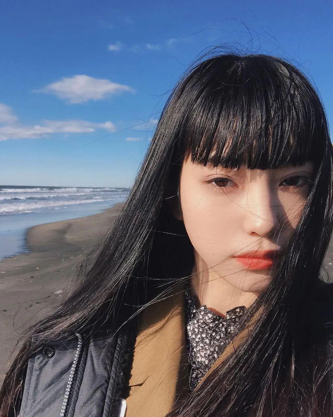 舞悠的五官称不上惊艳,但很符合我们所说的 "盐系女孩"长相,看上去