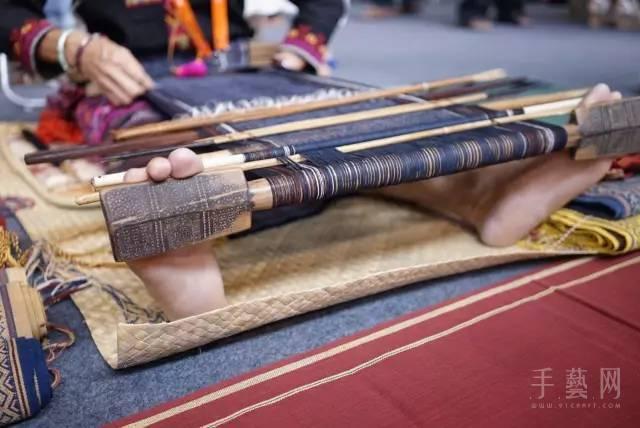 腰肌这种最原始的织布机原理十分简单,使用者双脚蹬着一头,腰背撑着另