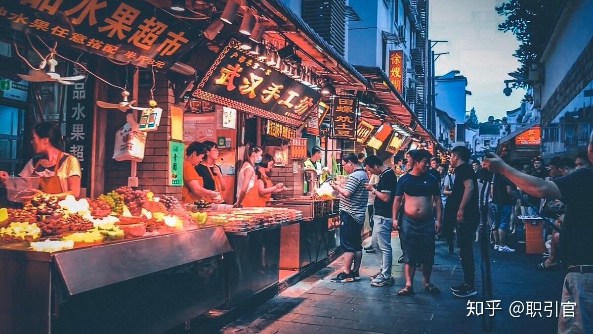 还有户部巷的各种小吃,万松园的烧烤排档,粮道街的花式早点,这座大