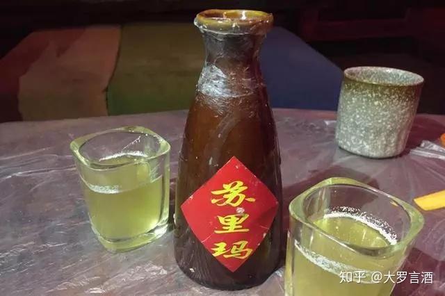 苏里玛酒分有饮料和低度酒两种,酒液呈金黄色,味甘甜,喝起来有点像