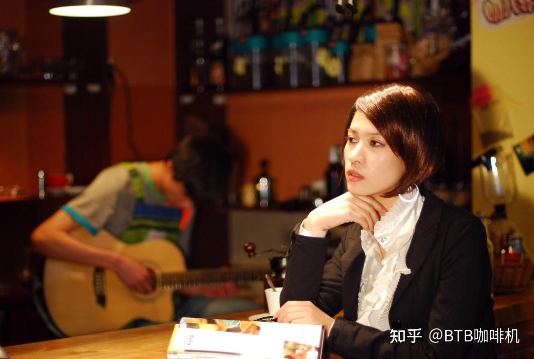 喝咖啡的女人美如画