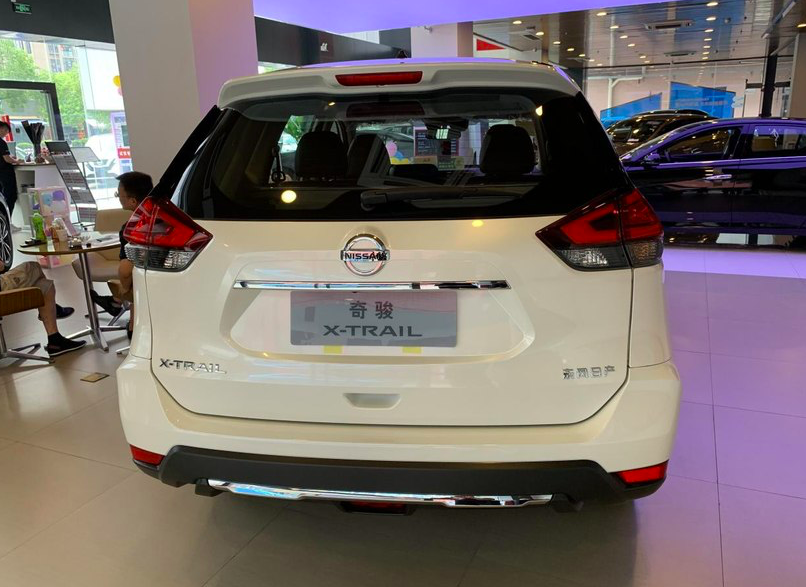 进店实拍2021款日产奇骏白色车身质感十足配cvt模拟7挡