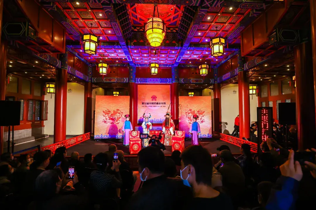 大幕拉起,灯光亮起,舞台布景交错变幻,天南地北,山河湖海尽收其中