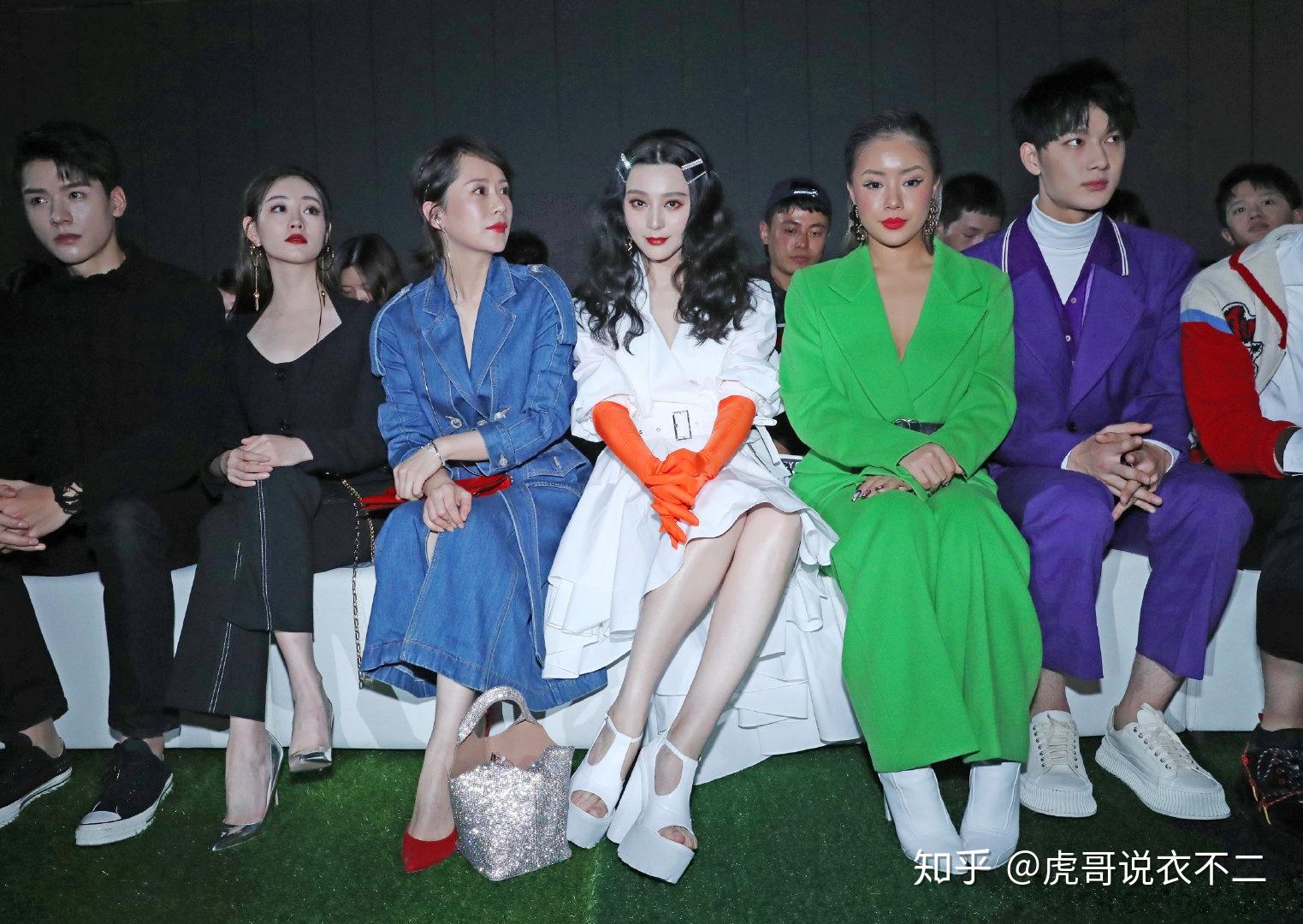 范冰冰现身某活动大气范爷已不见却用白裙凹起乖巧公主风