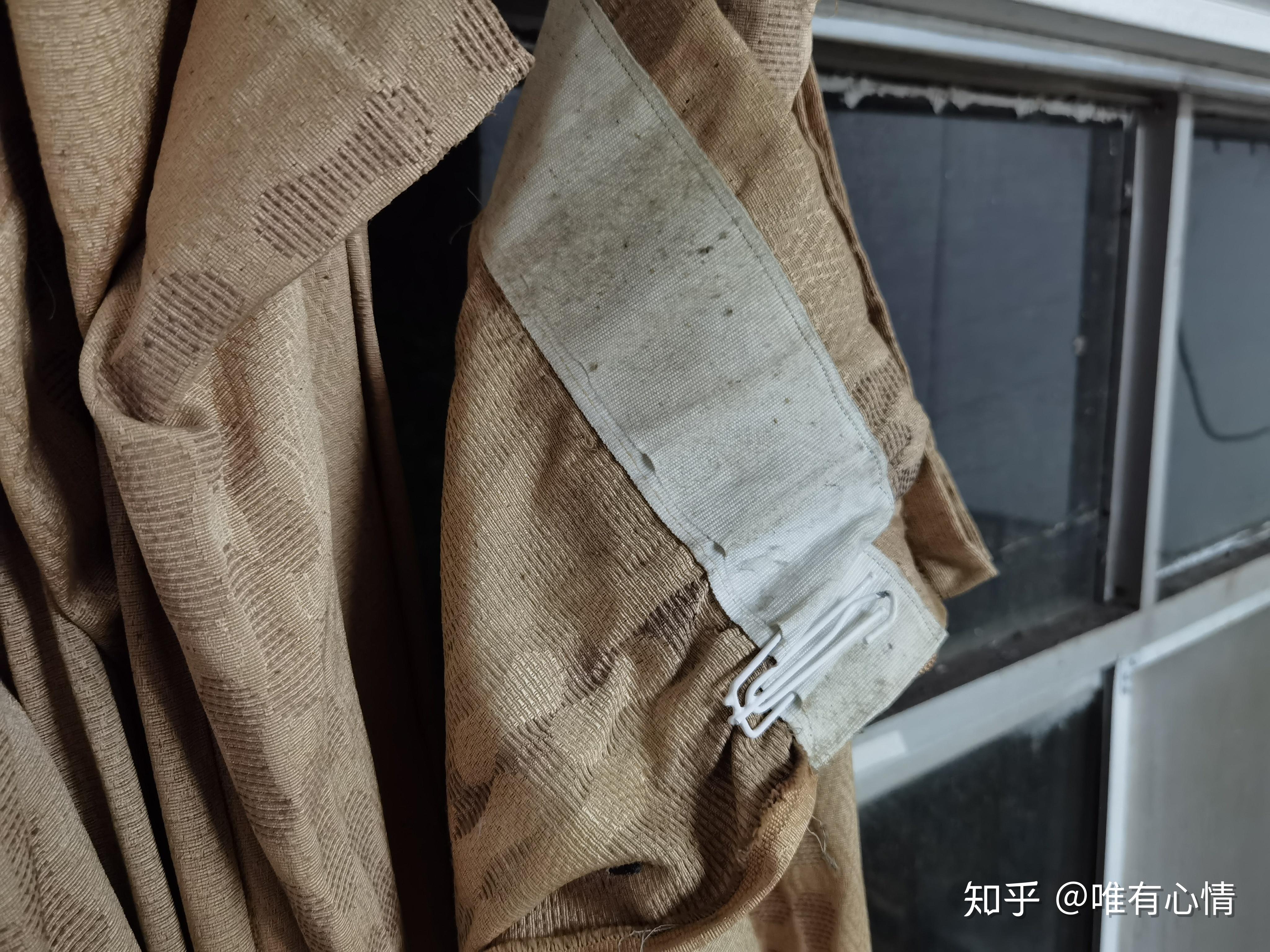 四是窗帘脏兮兮黑乎乎的,一拉尘土飞扬还是坏的拉不严实;三是柜子小