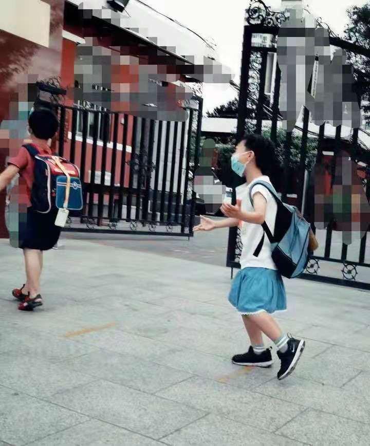 儿子今天被同学掀裙子了！！怎么办！？