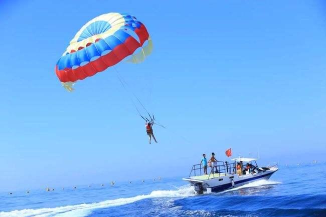 拖伞,将水上运动进行到极致,时尚刺激的高空拖伞,当快艇驶到海中将身