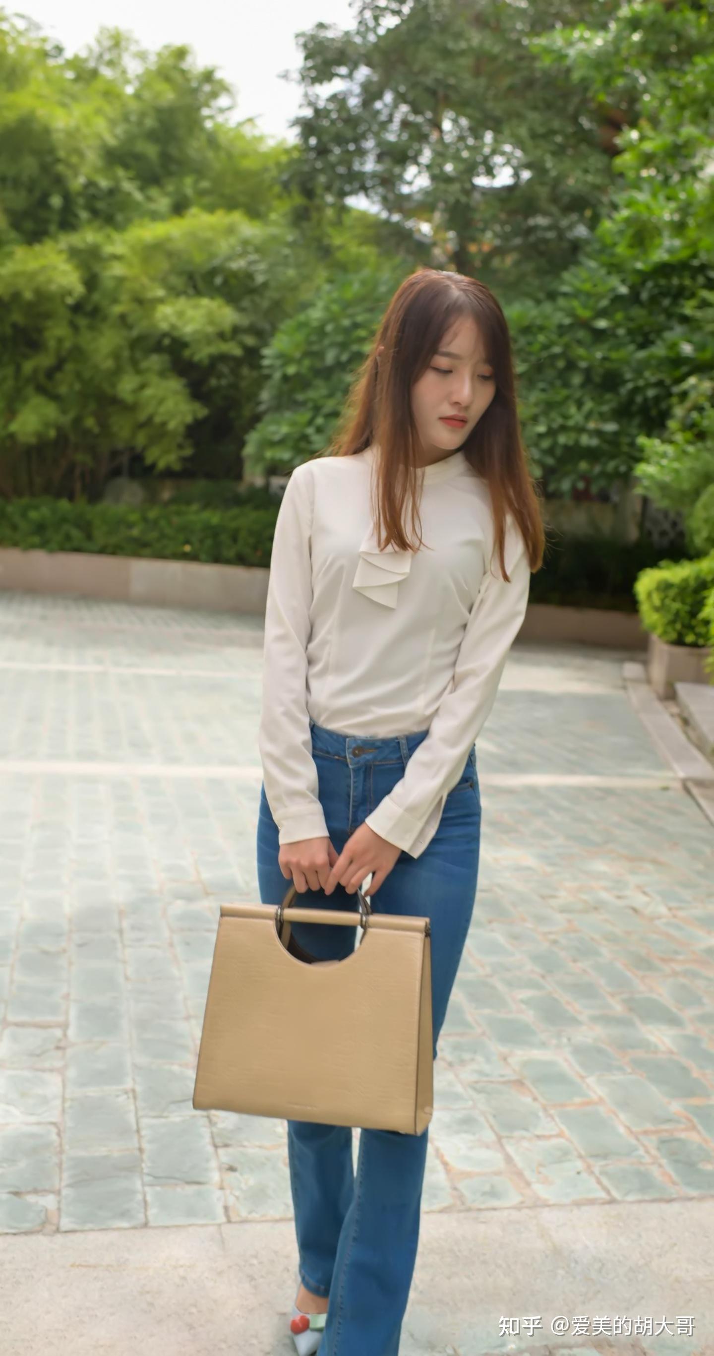 站在商场门口使用手机拎着购物袋的漂亮亚洲女孩图片下载 - 觅知网