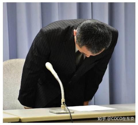 在东窗事发后,诸田议员在今天的记者见面会上,一发日本标准式鞠躬谢罪