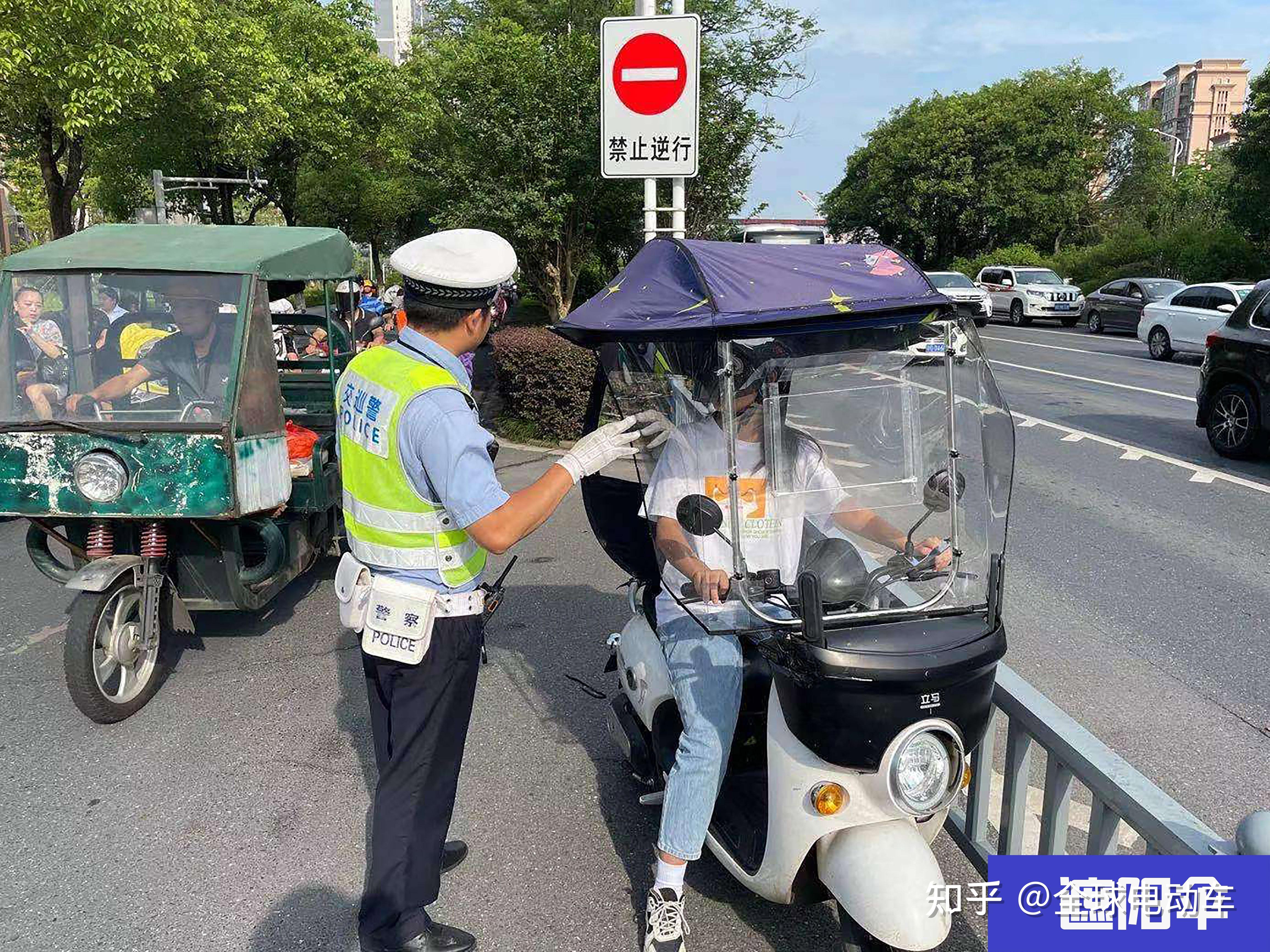 電動車三輪車摩托車上路除戴頭盔外還要知道這五禁