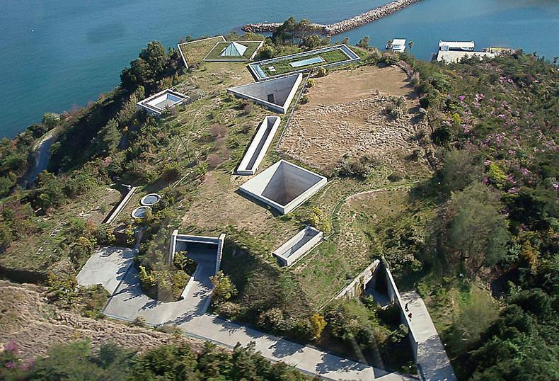 从高松港坐渡轮到直岛,再在直岛上租辆自行车到地中美术馆,加起来五个