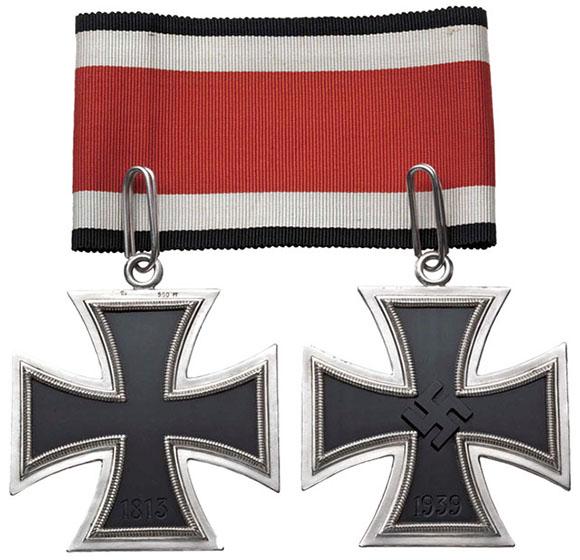 勋章序列最顶点的是金质钻石橡树叶佩剑骑士铁十字勋章和大铁十字勋章