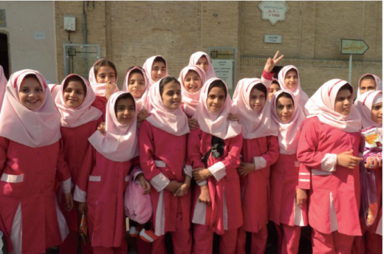 伊朗对中小学实行男女分校制度,图为穿着校服的女学生来源:新浪微博