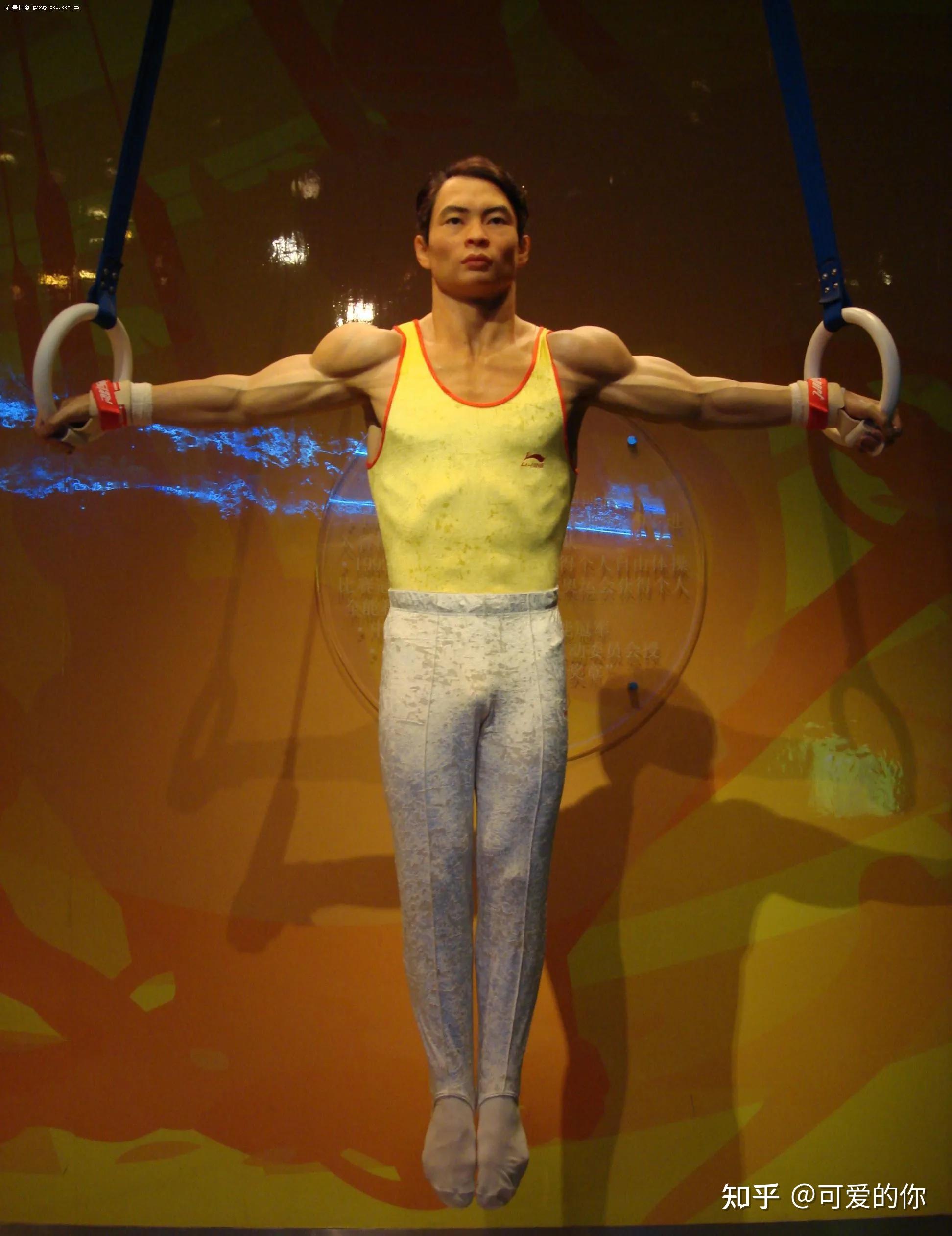 李小双1973年生于湖北仙桃一个普通的工人家庭,6岁开始练体操,师从