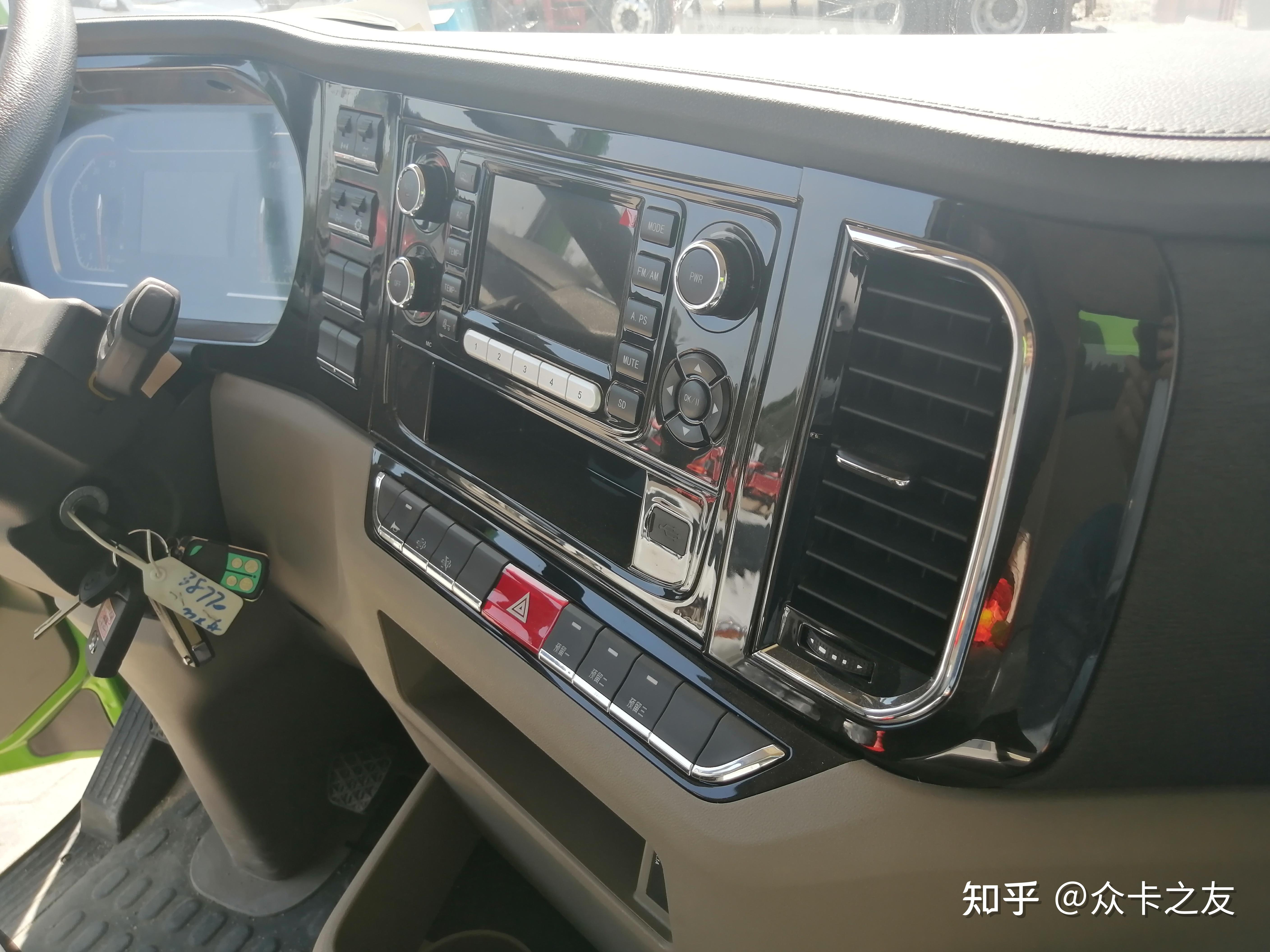 熟悉德龙m3000的卡友应该都知道这款车的内饰是比较"廉价"的,内饰设计