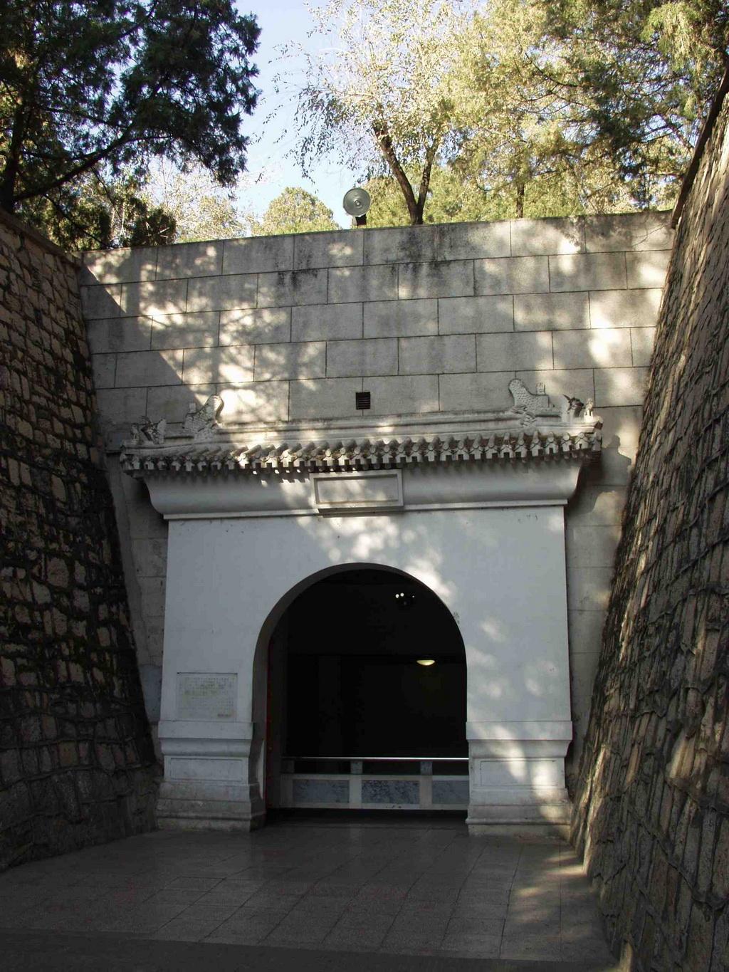 [图说]古今影像大明十三陵－－十五，明神宗万历帝朱翊钧定陵之开放的皇陵-明十三陵背后的帝王传奇