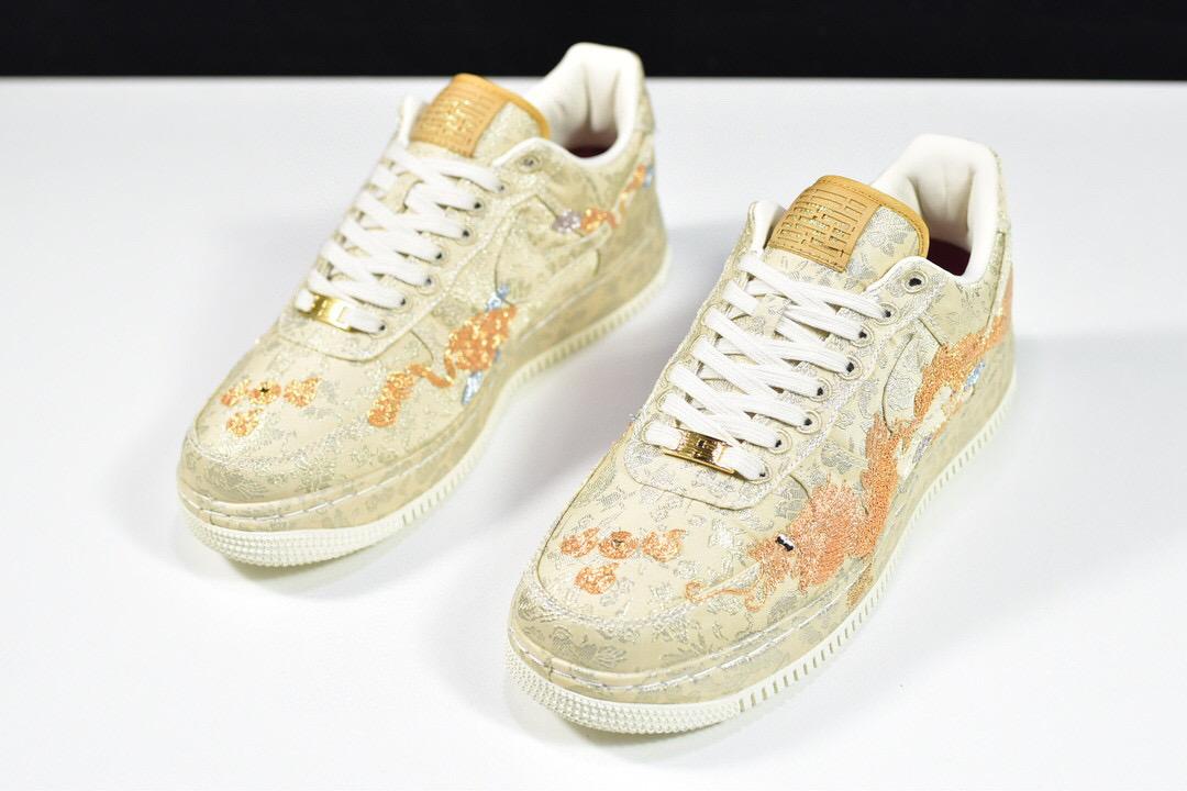 金银线和丝绸鞋材华丽的鞋面,细节部分绣出龙凤牡丹金鱼和鸳鸯图案