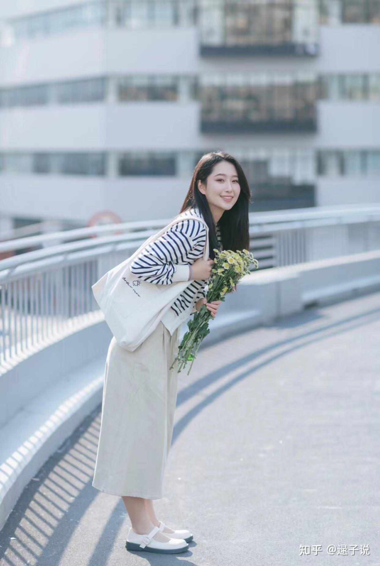 想要拍出好看的街拍照,如何安放双手是关键的一步,不用刻意的摆姿势