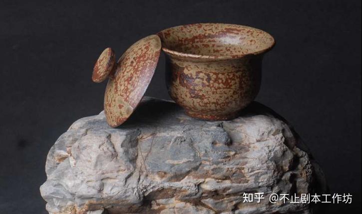 画工精细,既充分反映了祁门瓷土的优异品质,又体现了祁门瓷器生产者的