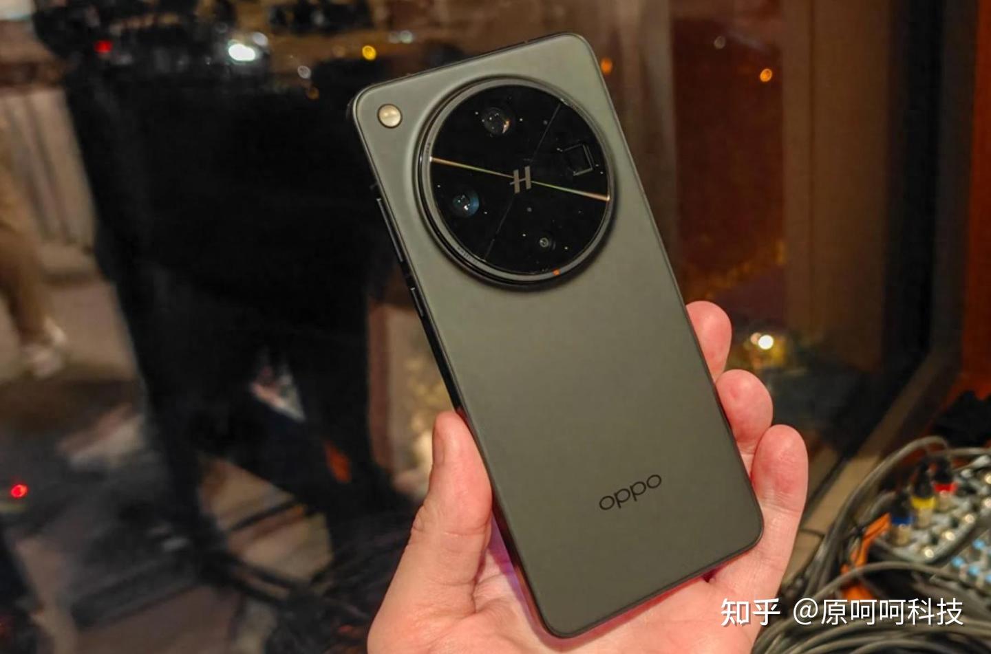 围观!OPPO Find X9 Ultra真机曝光:双2亿像素镜头+7050mAh,苹果和三星会感到害怕吗?